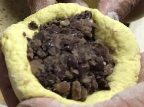 取一份揉圆按扁包入馅料。