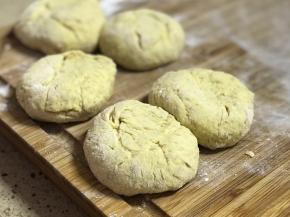 发好的面团均分成若干份。