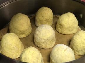 收口封好包成如图形状，完成所有后放在蒸帘或烤盘上进行二发，大约15分钟。