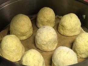 收口封好包成如图形状，完成所有后放在蒸帘或烤盘上进行二发，大约15分钟。