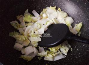 把大白菜切均匀的小段，先把菜帮子倒入锅中翻炒变软。