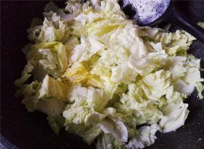 接着把大白菜的叶子倒入翻炒，一下炒制就憋了。