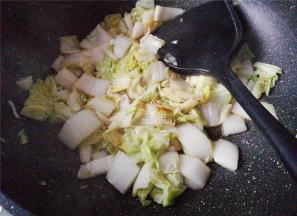 撒入少许的盐到锅中，均匀翻炒入味下，这时候大白菜也会憋了出水。