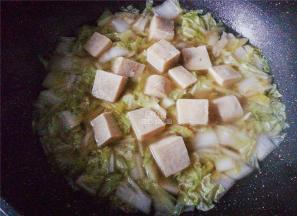 锅中倒入适量的清水开大火煮沸，倒入冻豆腐一起去炖制熟透，出锅前倒入适量生抽调剂下口感，就可以装盘出锅了。