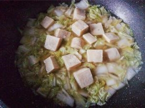 锅中倒入适量的清水开大火煮沸，倒入冻豆腐一起去炖制熟透，出锅前倒入适量生抽调剂下口感，就可以装盘出锅了。