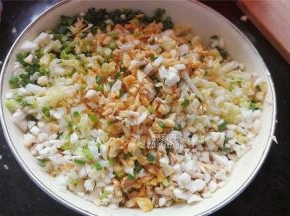 杏鲍菇洗净，切细丁放入馅料盆中，倒入少许的生抽调味混合均匀。