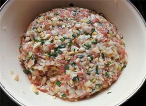 最后把猪绞肉放入馅料中，撒入少许盐顺时针混合食材，香油滴入几滴混合。