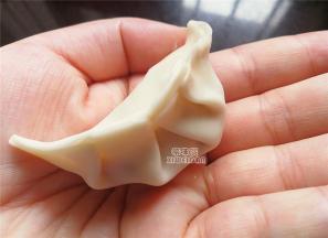 用一张饺子皮包入适量馅料，这次包法是月牙形，大家可以选择自己拿手的。