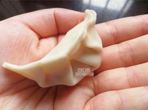 用一张饺子皮包入适量馅料，这次包法是月牙形，大家可以选择自己拿手的。