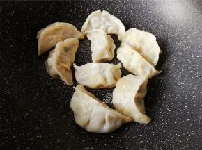 煎饺可以选择蒸好的饺子下油锅煎制，比起冷冻饺子快手很多
