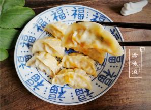 这盘饺子很爽脆鲜甜，孩子吃了蒸饺又吃煎饺，都撑着了呢，现在孩子要长高，食量也大，长个要趁早，大家可以选用这两种食材来，味道真心棒。