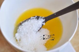 黄油用微波炉融化，加入糖搅匀。
