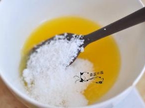 黄油用微波炉融化，加入糖搅匀。