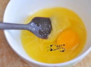 加入鸡蛋搅匀。