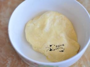 和成面团，盖上保鲜膜静置半小时。