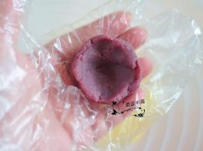 将紫薯馅分成20克一个。紫薯馅压成小碗状。