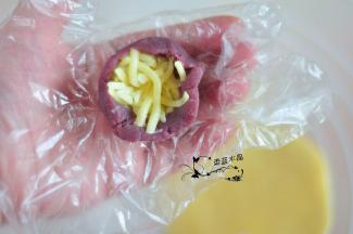 将7克马苏里拉芝士塞入，封口揉圆。