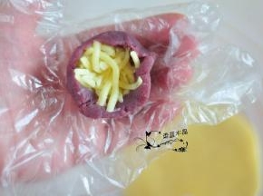 将7克马苏里拉芝士塞入，封口揉圆。