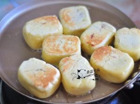 平底煎锅里倒一点油，放入仙豆糕，小火煎至四面金黄即可。趁热吃就可以拉出完美的长丝了。