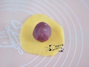 将面皮分成40克一个，揉圆压扁后，用手掌压成薄皮状，然后将馅放上去包起来。