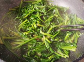 首先把菠菜洗净切断，烧一锅开水，把菠菜放入焯水，去掉部分草酸。