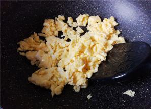 鸡蛋磕入碗中打散，加入少许水，热锅下油，蛋液倒入翻炒，炒制蓬松。