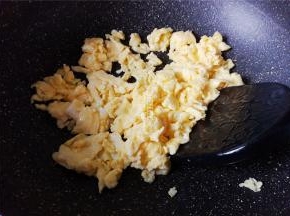 鸡蛋磕入碗中打散，加入少许水，热锅下油，蛋液倒入翻炒，炒制蓬松。