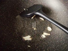 鸡蛋盛出，再倒入少许油，把蒜瓣切片爆香。