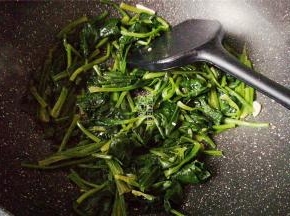 把焯水沥干的菠菜倒入翻炒下，撒入少许盐。