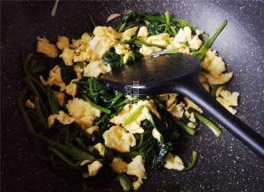 最后把鸡蛋块倒入锅中跟菠菜一起翻炒下，盛出即可食用了。