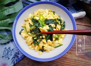 这道简单还味道好呢，而且这样做春天孩子常吃眼睛变明亮，头脑更灵活，促进生长发育，增强抗病能力，菠菜中所含的胡萝卜素，在人体内转变成维生素A，能维护正常视力和上皮细胞的健康，增加预防传染病的能力，促进儿童生长发育。家长们赶紧行动起来，给你家餐桌增添一道新菜吧，或许你家孩子爱吃哦。