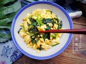 这道简单还味道好呢，而且这样做春天孩子常吃眼睛变明亮，头脑更灵活，促进生长发育，增强抗病能力，菠菜中所含的胡萝卜素，在人体内转变成维生素A，能维护正常视力和上皮细胞的健康，增加预防传染病的能力，促进儿童生长发育。家长们赶紧行动起来，给你家餐桌增添一道新菜吧，或许你家孩子爱吃哦。