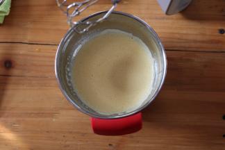 将70g细砂糖分两次加入室温全蛋液中，电动打蛋器开中速打发至颜色微微发白。