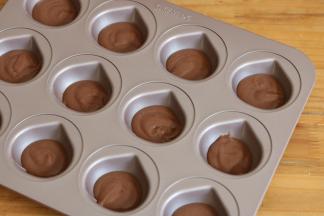 取出冷藏好的面糊挤少量入模具中。