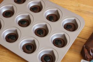 将巧克力流心馅挤少许在面糊中间。