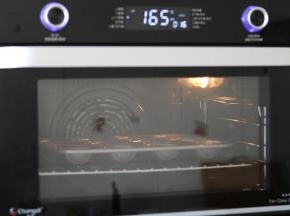 烤箱预设定170℃ 烘烤 16分钟，出炉脱模放凉。