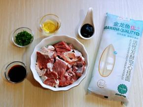 准备食材，将牛腩洗干净切出自己喜欢的大小块，放入器具中，用冷水反复泡，将血水泡出。