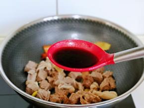 加入生抽翻炒均匀。