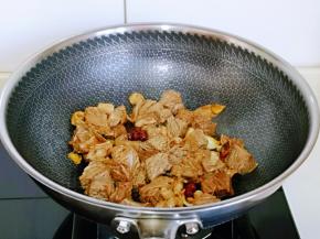 保持小火翻炒，使牛腩完全吸收酱汁。