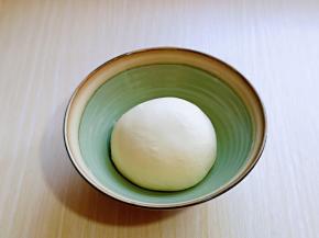 揉成面团至光滑后，将面团取出，放入器具中，进行发酵。(发酵注意保持面团的湿度)