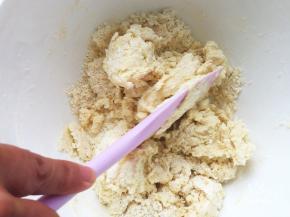 稍稍翻拌均匀，不要过多翻拌，容易使面粉上劲。