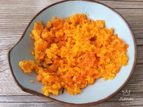 用压泥器将蛋黄压成碎末。