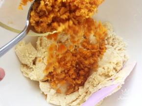 加入蛋黄肉松一起轻柔反复按压几次，使肉松与面粉混合均匀。