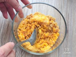 将蛋黄与肉松融合均匀。