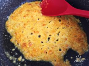 锅中加入橄榄油，小火将蛋黄炒出油出沙后关火，晾凉。