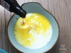 蛋液加牛奶、香草液，搅拌均匀。