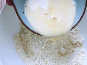 蛋奶液加入低粉碗中。