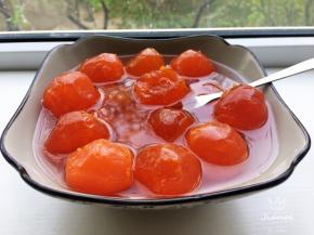 咸蛋黄用高度白酒浸泡，一次可以多准备一些，备用。