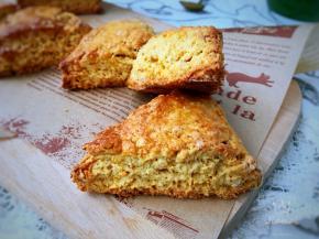 外皮酥脆，内里松软，蛋黄的咸香与肉松的肉香相互影响，香草液很好的去掉了多余的蛋腥气，香气浓郁。