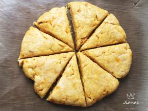 用手稍稍整形，成为一个约1厘米厚度的圆饼，切成八等份。